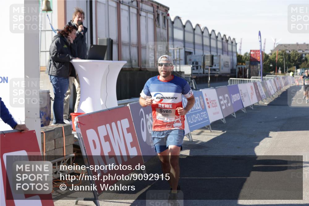 03.10.2025 - Köhlbrandbrückenlauf Jannik Wohlers http://msf.ph/oto/9092915 03.10.2025 12:54:26 Ziel 4023, 4060, 4598 meine-sportfotos.de
