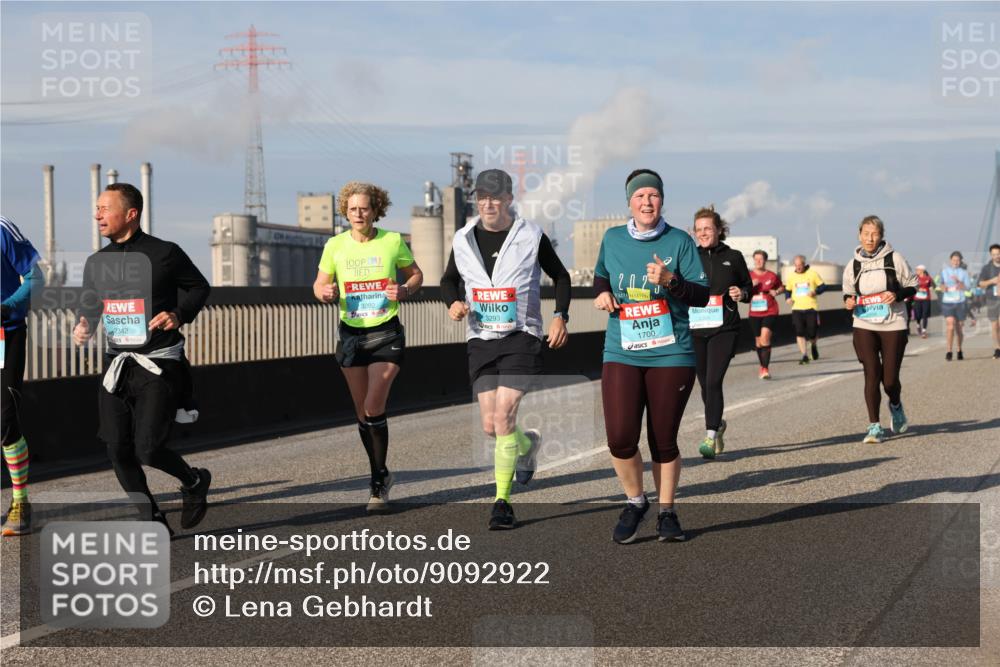 03.10.2025 - Köhlbrandbrückenlauf Lena Gebhardt http://msf.ph/oto/9092922 03.10.2025 10:08:33 Position 2 2342, 3292, 3293, 2, 02, 1700 meine-sportfotos.de