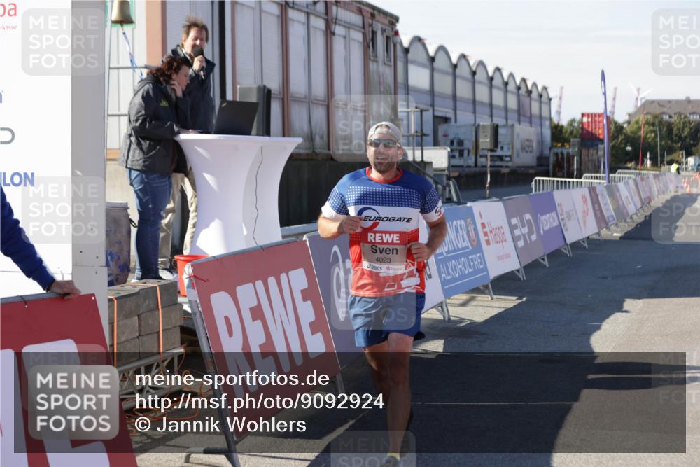 03.10.2025 - Köhlbrandbrückenlauf Jannik Wohlers http://msf.ph/oto/9092924 03.10.2025 12:54:26 Ziel 4023, 4060, 4598 meine-sportfotos.de