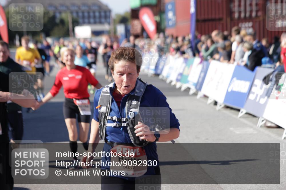 03.10.2025 - Köhlbrandbrückenlauf Jannik Wohlers http://msf.ph/oto/9092930 03.10.2025 13:20:07 Ziel 4402, 4433, 4565, 4721, 5037, 5175, 5328, 5456, 5481, 5656, 5657, 5658, 6589, 6649 meine-sportfotos.de