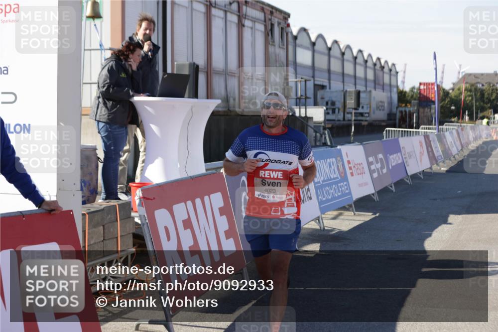 03.10.2025 - Köhlbrandbrückenlauf Jannik Wohlers http://msf.ph/oto/9092933 03.10.2025 12:54:26 Ziel 4023, 4060, 4598 meine-sportfotos.de