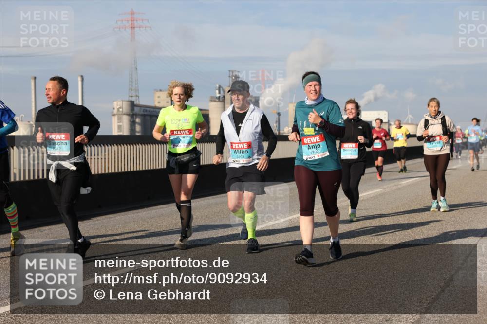03.10.2025 - Köhlbrandbrückenlauf Lena Gebhardt http://msf.ph/oto/9092934 03.10.2025 10:08:33 Position 2 2342, 3293, 1700 meine-sportfotos.de