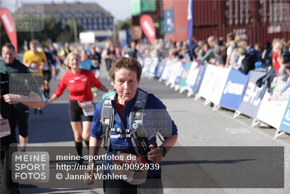 03.10.2025 - Köhlbrandbrückenlauf Jannik Wohlers http://msf.ph/oto/9092939 03.10.2025 13:20:07 Ziel 4402, 4433, 4565, 4721, 5037, 5175, 5328, 5456, 5481, 5656, 5657, 5658, 6589, 6649 meine-sportfotos.de