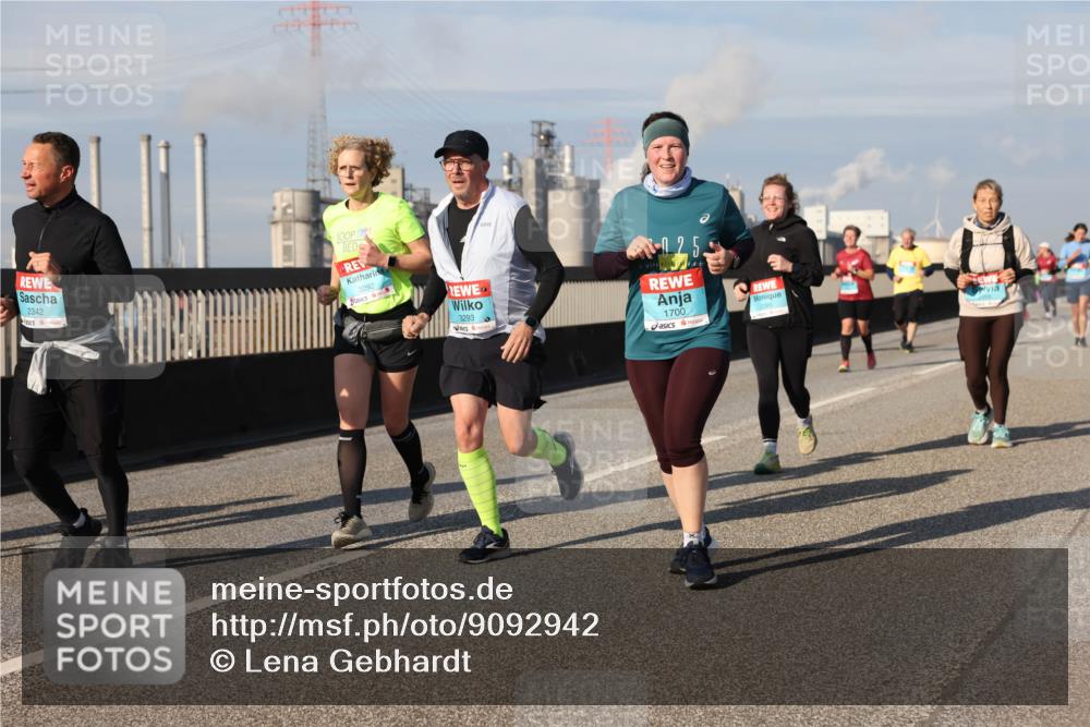 03.10.2025 - Köhlbrandbrückenlauf Lena Gebhardt http://msf.ph/oto/9092942 03.10.2025 10:08:33 Position 2 2342, 3292, 3293, 25, 1700 meine-sportfotos.de