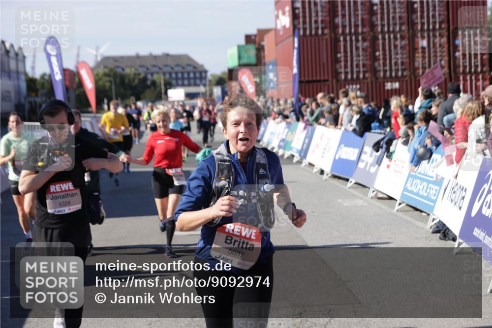 03.10.2025 - Köhlbrandbrückenlauf Jannik Wohlers http://msf.ph/oto/9092974 03.10.2025 13:20:07 Ziel 4402, 4433, 4565, 4721, 5037, 5175, 5328, 5456, 5481, 5656, 5657, 5658, 6589, 6649 meine-sportfotos.de