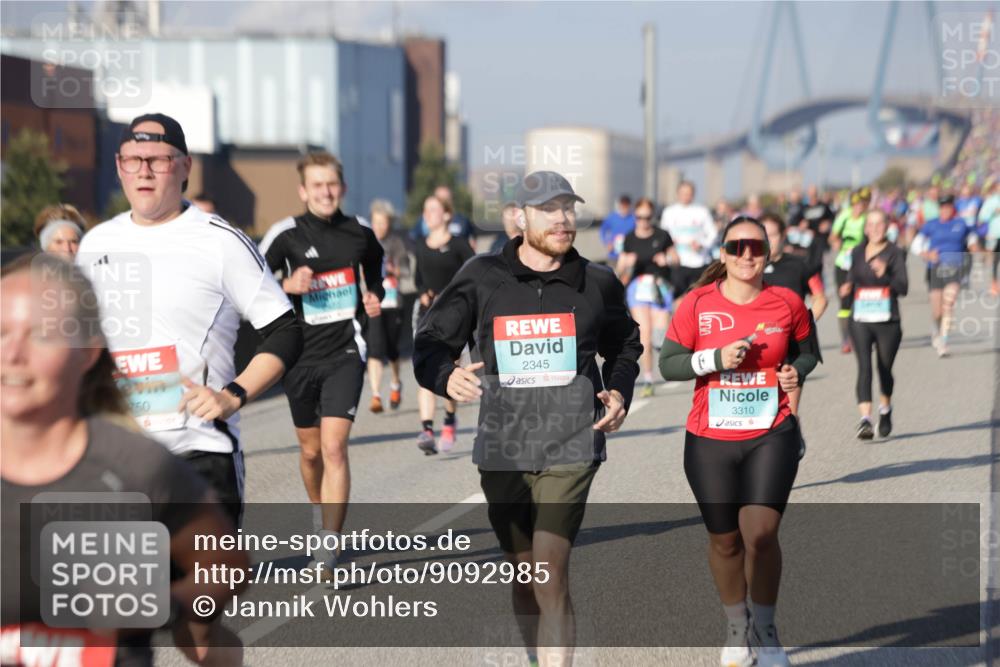03.10.2025 - Köhlbrandbrückenlauf Jannik Wohlers http://msf.ph/oto/9092985 03.10.2025 10:00:18 Position 3 750, 2345, 3310 meine-sportfotos.de