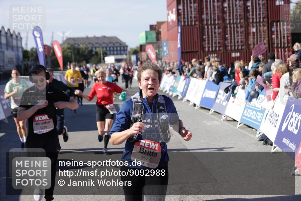 03.10.2025 - Köhlbrandbrückenlauf Jannik Wohlers http://msf.ph/oto/9092988 03.10.2025 13:20:07 Ziel 4402, 4433, 4565, 4721, 5037, 5175, 5328, 5456, 5481, 5656, 5657, 5658, 6589, 6649 meine-sportfotos.de