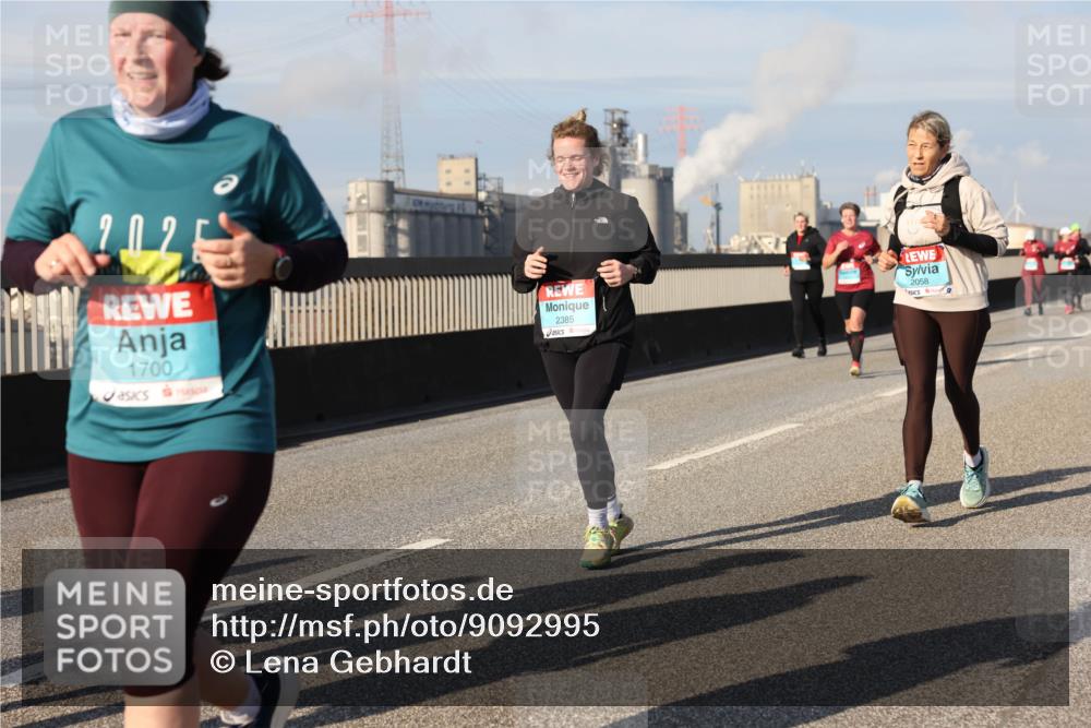 03.10.2025 - Köhlbrandbrückenlauf Lena Gebhardt http://msf.ph/oto/9092995 03.10.2025 10:08:35 Position 2 202, 1700, 2385, 2058 meine-sportfotos.de