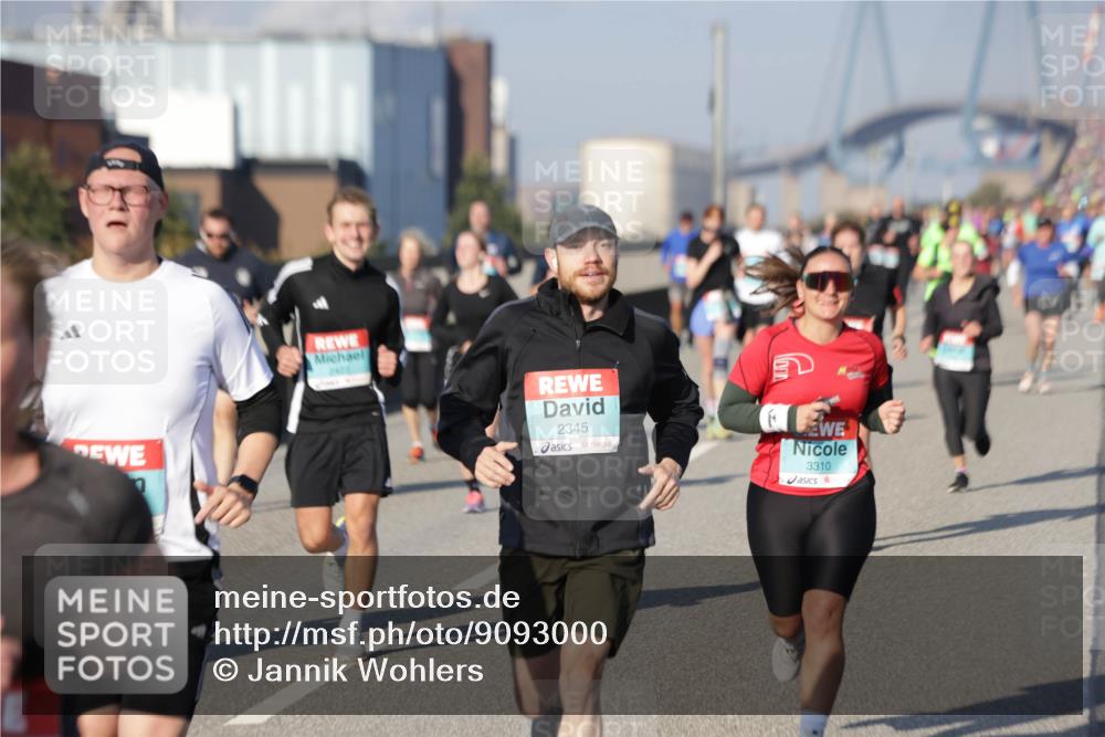 03.10.2025 - Köhlbrandbrückenlauf Jannik Wohlers http://msf.ph/oto/9093000 03.10.2025 10:00:18 Position 3 2345, 3310 meine-sportfotos.de