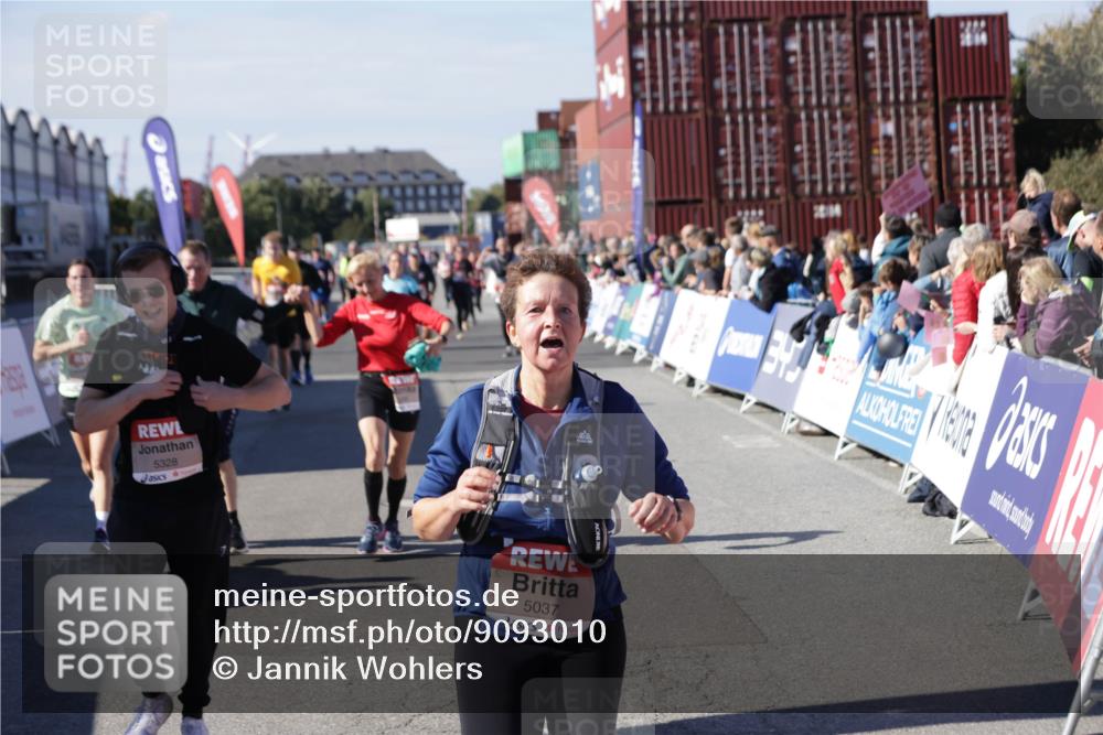 03.10.2025 - Köhlbrandbrückenlauf Jannik Wohlers http://msf.ph/oto/9093010 03.10.2025 13:20:07 Ziel 4402, 4433, 4565, 4721, 5037, 5175, 5328, 5456, 5481, 5656, 5657, 5658, 6589, 6649 meine-sportfotos.de