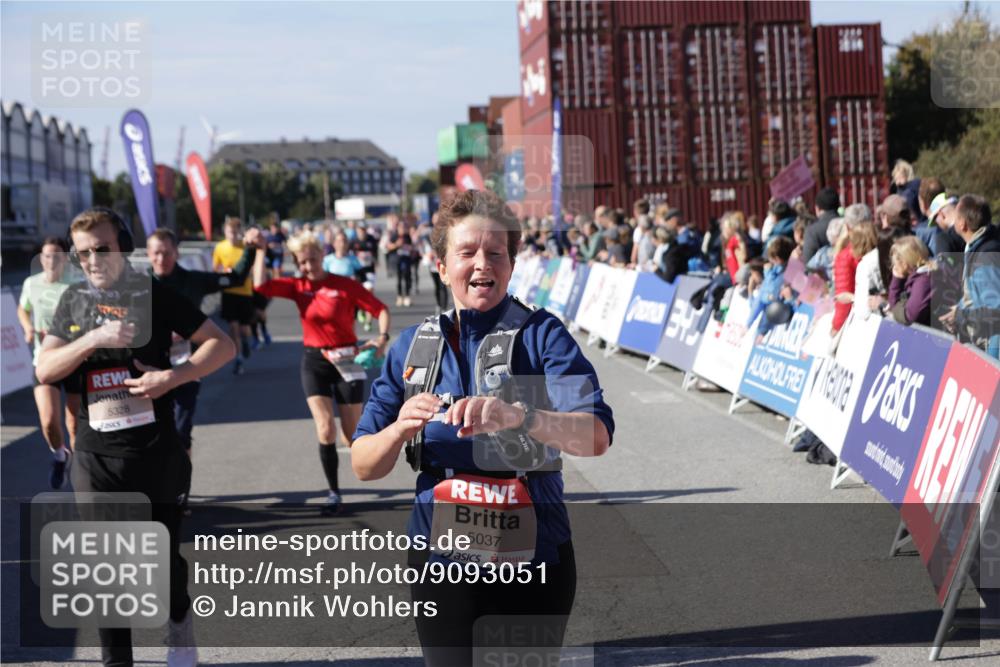03.10.2025 - Köhlbrandbrückenlauf Jannik Wohlers http://msf.ph/oto/9093051 03.10.2025 13:20:07 Ziel 4402, 4433, 4565, 4721, 5037, 5175, 5328, 5456, 5481, 5656, 5657, 5658, 6589, 6649 meine-sportfotos.de