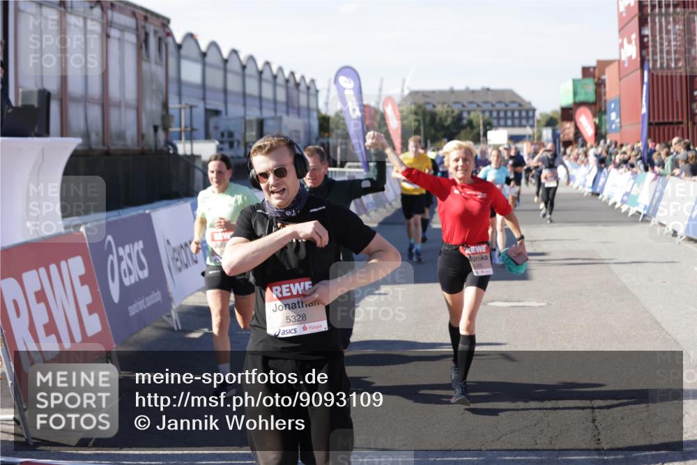 03.10.2025 - Köhlbrandbrückenlauf Jannik Wohlers http://msf.ph/oto/9093109 03.10.2025 13:20:08 Ziel 4402, 4433, 4565, 4721, 4779, 5037, 5175, 5328, 5456, 5481, 5658, 6589, 6649 meine-sportfotos.de
