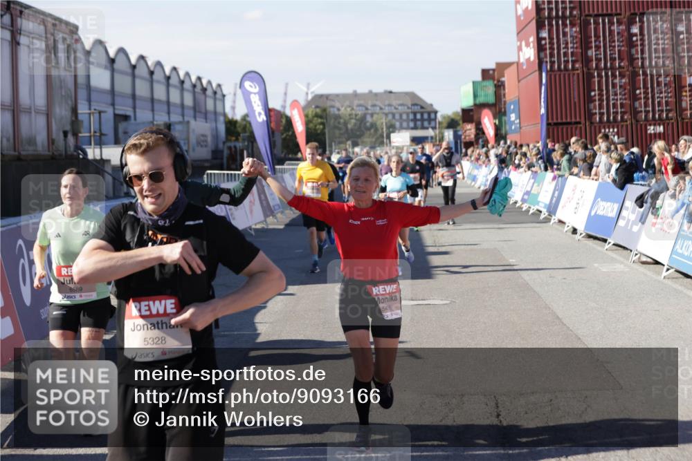 03.10.2025 - Köhlbrandbrückenlauf Jannik Wohlers http://msf.ph/oto/9093166 03.10.2025 13:20:09 Ziel 4397, 4402, 4433, 4565, 4721, 4779, 5037, 5175, 5328, 5456, 5481, 6589, 6649 meine-sportfotos.de