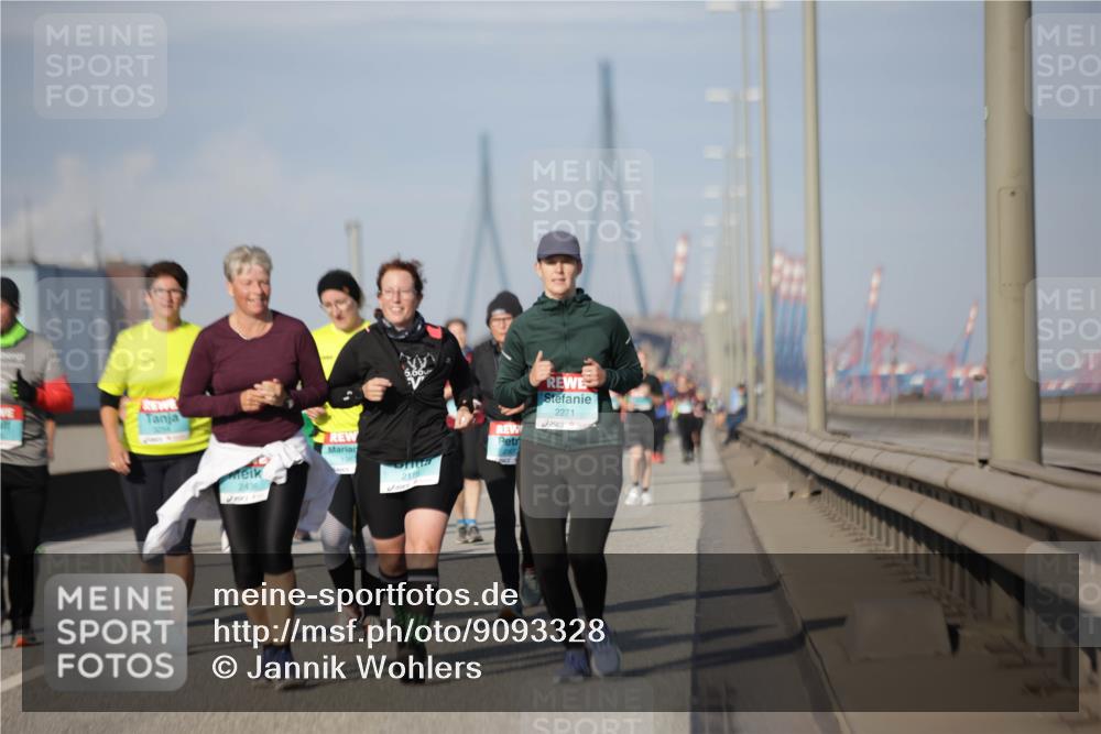 03.10.2025 - Köhlbrandbrückenlauf Jannik Wohlers http://msf.ph/oto/9093328 03.10.2025 10:12:07 Position 3 2436, 2116, 2271 meine-sportfotos.de