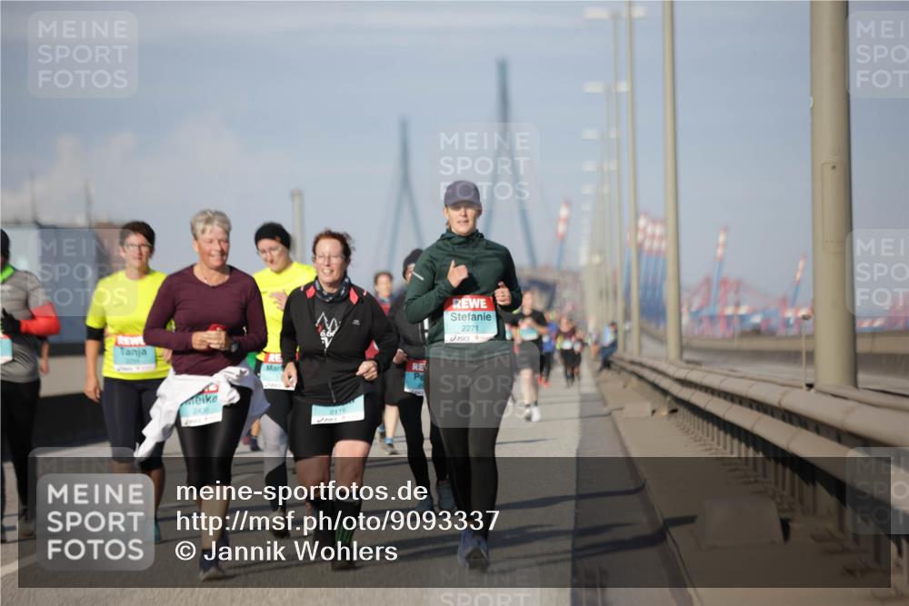 03.10.2025 - Köhlbrandbrückenlauf Jannik Wohlers http://msf.ph/oto/9093337 03.10.2025 10:12:07 Position 3 2436, 2116, 2271 meine-sportfotos.de