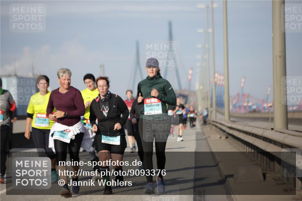 03.10.2025 - Köhlbrandbrückenlauf Jannik Wohlers http://msf.ph/oto/9093376 03.10.2025 10:12:07 Position 3 2116, 2436, 2271 meine-sportfotos.de