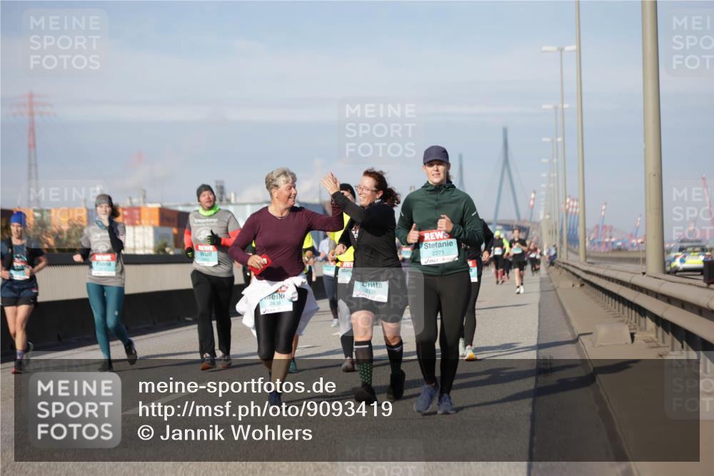 03.10.2025 - Köhlbrandbrückenlauf Jannik Wohlers http://msf.ph/oto/9093419 03.10.2025 10:12:09 Position 3 2436, 2116, 2271 meine-sportfotos.de