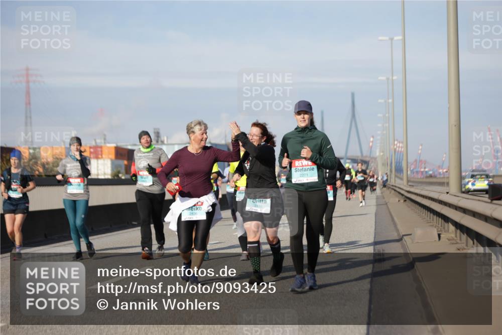 03.10.2025 - Köhlbrandbrückenlauf Jannik Wohlers http://msf.ph/oto/9093425 03.10.2025 10:12:09 Position 3 2116, 2436, 2271 meine-sportfotos.de