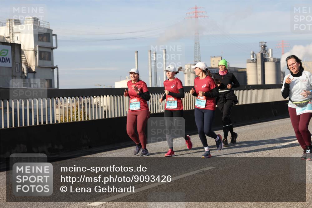 03.10.2025 - Köhlbrandbrückenlauf Lena Gebhardt http://msf.ph/oto/9093426 03.10.2025 10:08:47 Position 2 2727, 2725, 2726 meine-sportfotos.de