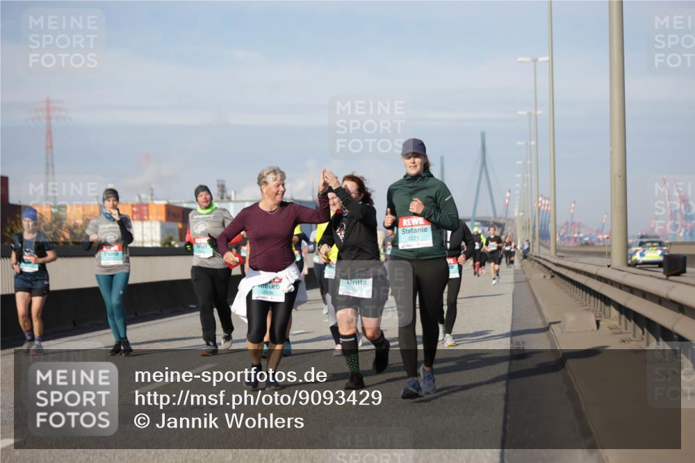 03.10.2025 - Köhlbrandbrückenlauf Jannik Wohlers http://msf.ph/oto/9093429 03.10.2025 10:12:09 Position 3 2436, 2116, 2271 meine-sportfotos.de
