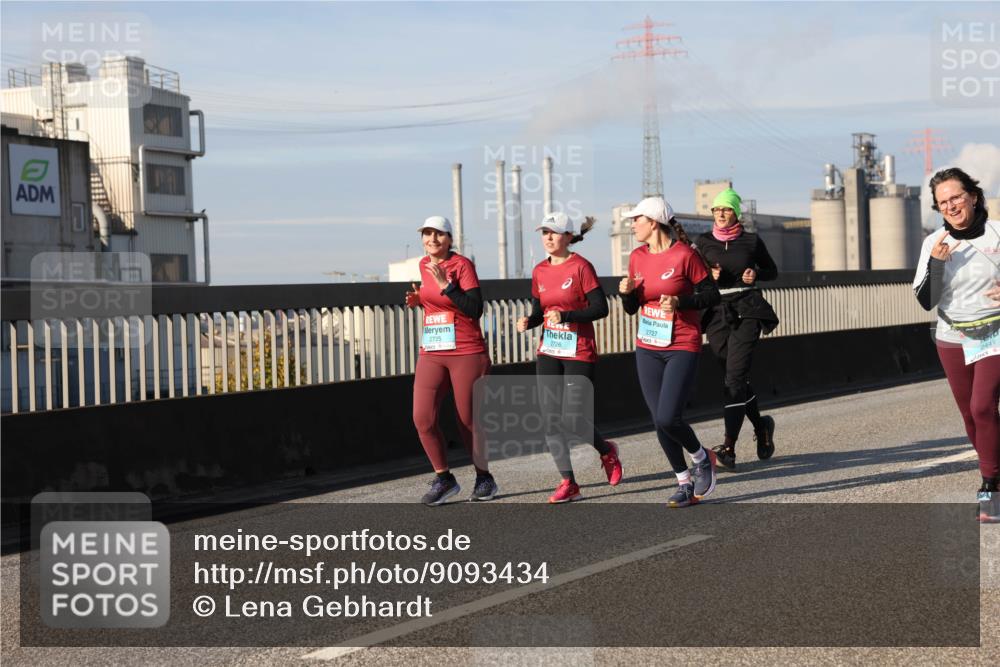 03.10.2025 - Köhlbrandbrückenlauf Lena Gebhardt http://msf.ph/oto/9093434 03.10.2025 10:08:47 Position 2 2726, 2727, 2725, 2441 meine-sportfotos.de