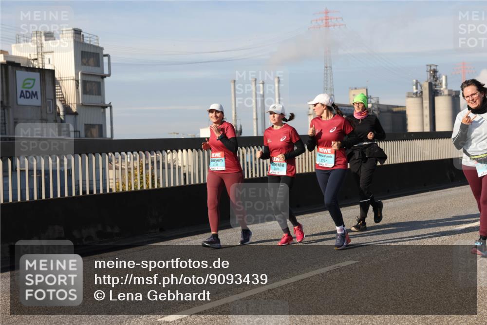 03.10.2025 - Köhlbrandbrückenlauf Lena Gebhardt http://msf.ph/oto/9093439 03.10.2025 10:08:47 Position 2 2725, 2726, 2727 meine-sportfotos.de