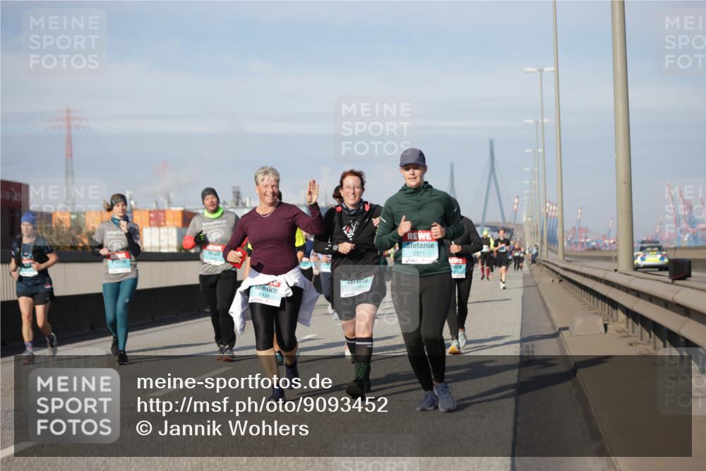 03.10.2025 - Köhlbrandbrückenlauf Jannik Wohlers http://msf.ph/oto/9093452 03.10.2025 10:12:09 Position 3 2436, 2116, 2271 meine-sportfotos.de