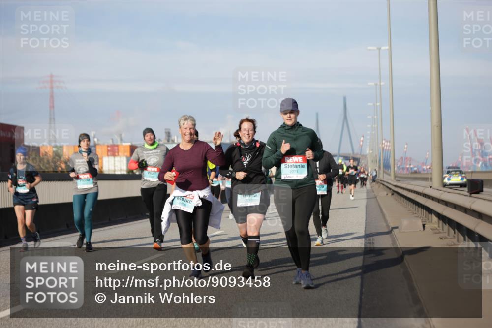 03.10.2025 - Köhlbrandbrückenlauf Jannik Wohlers http://msf.ph/oto/9093458 03.10.2025 10:12:09 Position 3 2436, 2116, 2271 meine-sportfotos.de