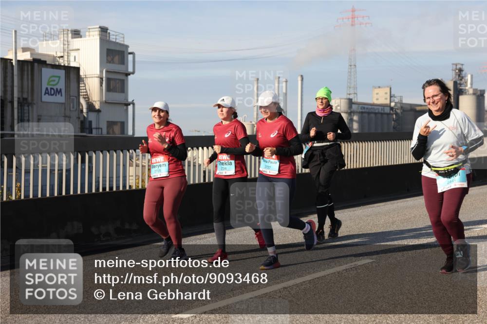 03.10.2025 - Köhlbrandbrückenlauf Lena Gebhardt http://msf.ph/oto/9093468 03.10.2025 10:08:48 Position 2 2725, 2726, 2727, 244 meine-sportfotos.de