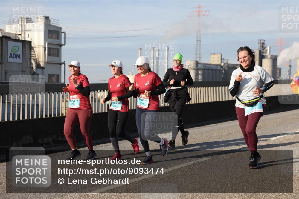 03.10.2025 - Köhlbrandbrückenlauf Lena Gebhardt http://msf.ph/oto/9093474 03.10.2025 10:08:48 Position 2 2725, 2727, 2726, 2441 meine-sportfotos.de
