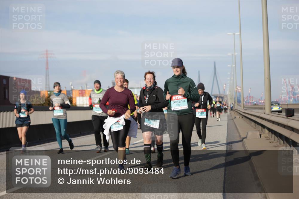 03.10.2025 - Köhlbrandbrückenlauf Jannik Wohlers http://msf.ph/oto/9093484 03.10.2025 10:12:10 Position 3 2436, 2116, 2271 meine-sportfotos.de