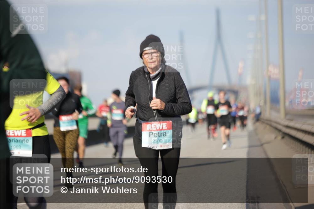 03.10.2025 - Köhlbrandbrückenlauf Jannik Wohlers http://msf.ph/oto/9093530 03.10.2025 10:12:11 Position 3 1963, 6, 00, 2900 meine-sportfotos.de