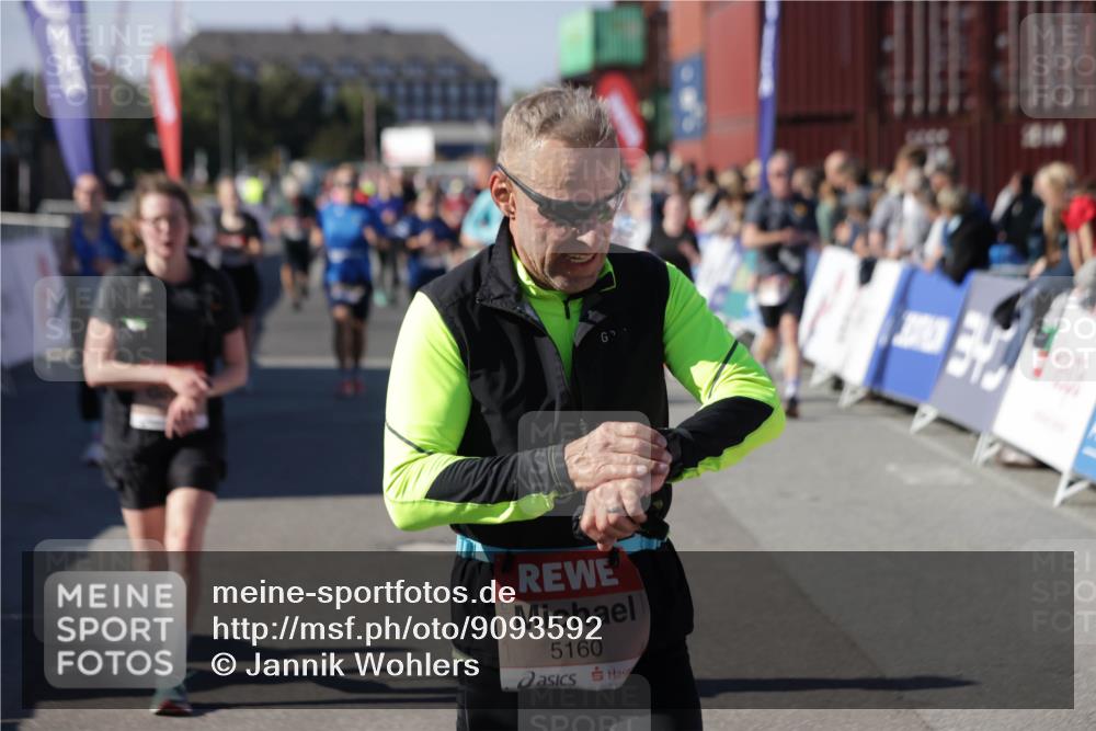 03.10.2025 - Köhlbrandbrückenlauf Jannik Wohlers http://msf.ph/oto/9093592 03.10.2025 13:20:21 Ziel 4385, 4397, 4402, 4565, 4570, 4571, 4591, 4672, 4739, 4779, 4994, 5082, 5144, 5160, 5208, 5672, 5683, 5790, 5850, 6035, 6136 meine-sportfotos.de