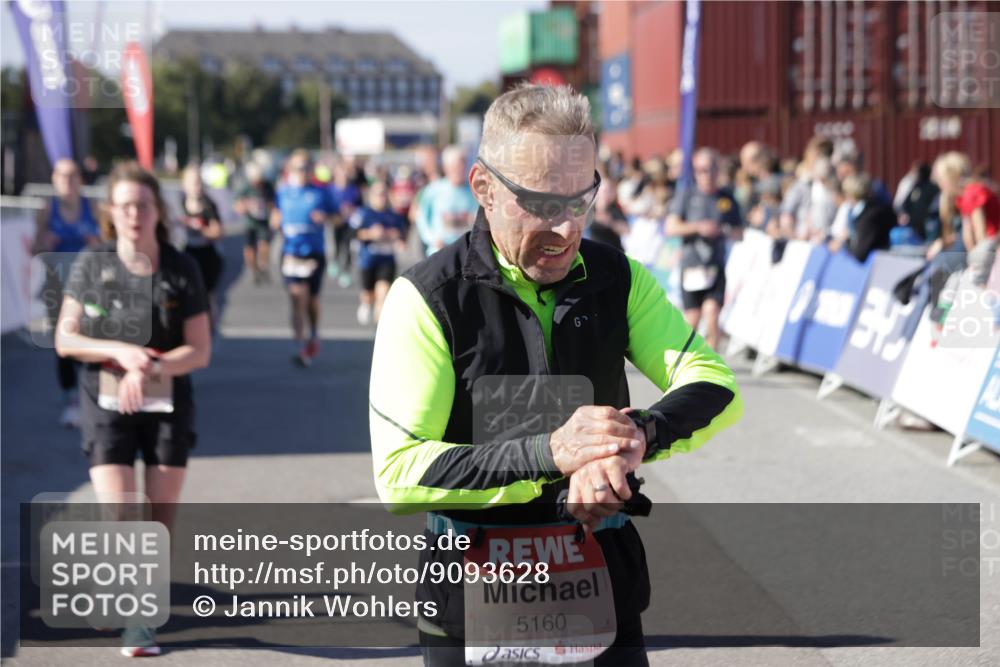 03.10.2025 - Köhlbrandbrückenlauf Jannik Wohlers http://msf.ph/oto/9093628 03.10.2025 13:20:21 Ziel 4385, 4397, 4402, 4565, 4570, 4571, 4591, 4672, 4739, 4779, 4994, 5082, 5144, 5160, 5208, 5672, 5683, 5790, 5850, 6035, 6136 meine-sportfotos.de