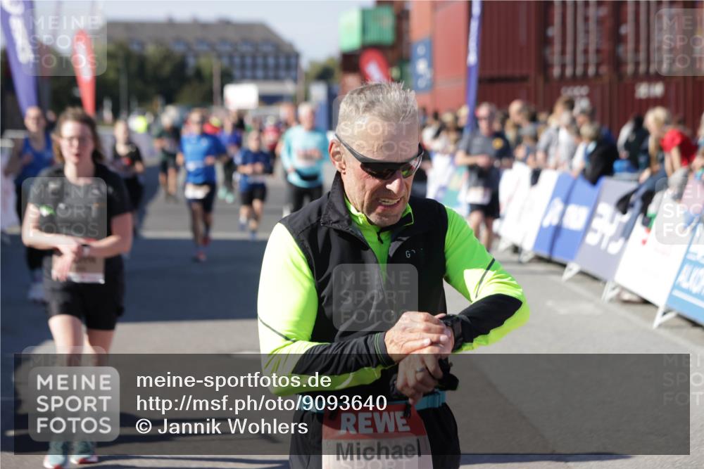 03.10.2025 - Köhlbrandbrückenlauf Jannik Wohlers http://msf.ph/oto/9093640 03.10.2025 13:20:21 Ziel 4385, 4397, 4402, 4565, 4570, 4571, 4591, 4672, 4739, 4779, 4994, 5082, 5144, 5160, 5208, 5672, 5683, 5790, 5850, 6035, 6136 meine-sportfotos.de