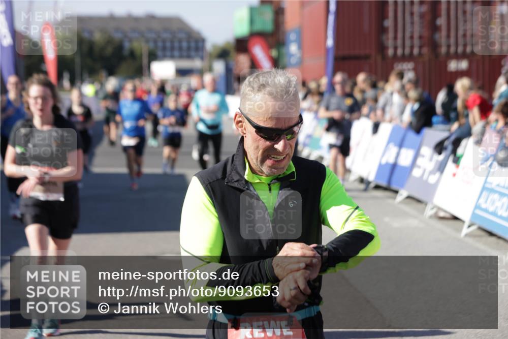 03.10.2025 - Köhlbrandbrückenlauf Jannik Wohlers http://msf.ph/oto/9093653 03.10.2025 13:20:21 Ziel 4385, 4397, 4402, 4565, 4570, 4571, 4591, 4672, 4739, 4779, 4994, 5082, 5144, 5160, 5208, 5672, 5683, 5790, 5850, 6035, 6136 meine-sportfotos.de