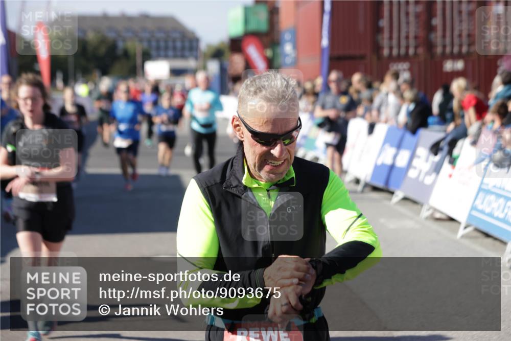 03.10.2025 - Köhlbrandbrückenlauf Jannik Wohlers http://msf.ph/oto/9093675 03.10.2025 13:20:21 Ziel 4385, 4397, 4402, 4565, 4570, 4571, 4591, 4672, 4739, 4779, 4994, 5082, 5144, 5160, 5208, 5672, 5683, 5790, 5850, 6035, 6136 meine-sportfotos.de