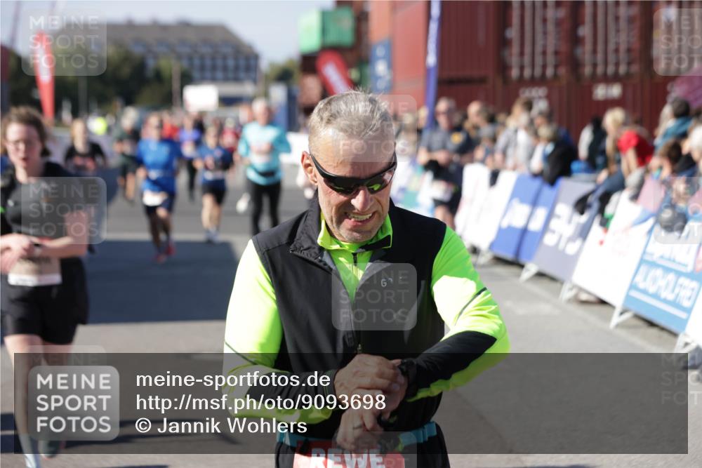 03.10.2025 - Köhlbrandbrückenlauf Jannik Wohlers http://msf.ph/oto/9093698 03.10.2025 13:20:21 Ziel 4385, 4397, 4402, 4565, 4570, 4571, 4591, 4672, 4739, 4779, 4994, 5082, 5144, 5160, 5208, 5672, 5683, 5790, 5850, 6035, 6136 meine-sportfotos.de