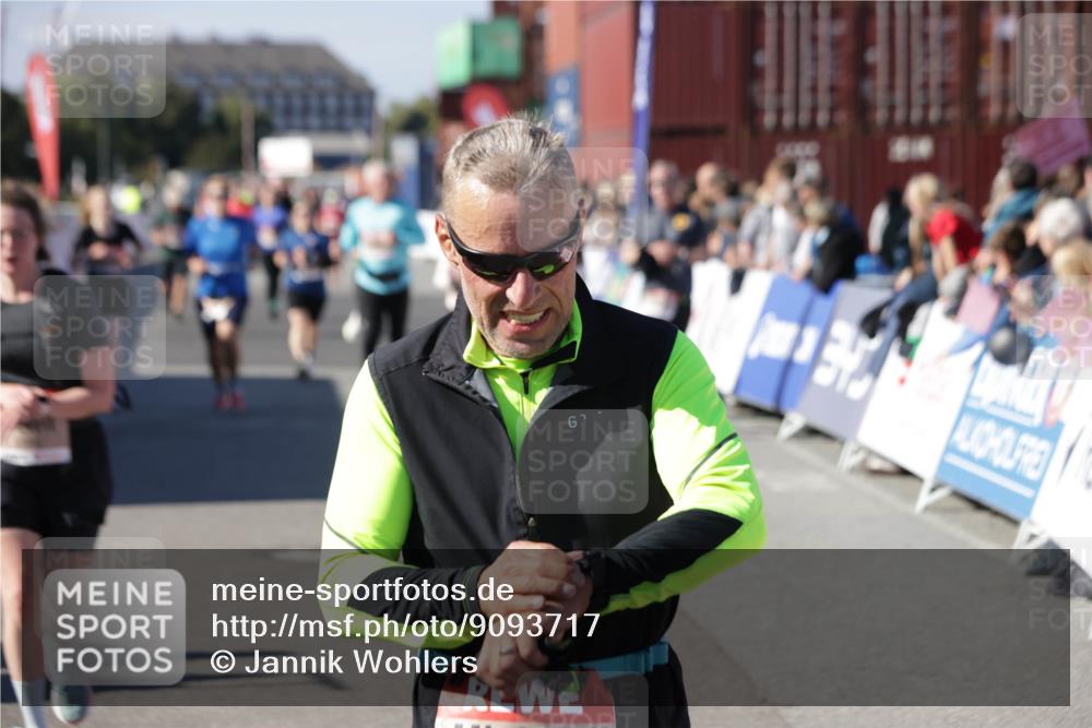 03.10.2025 - Köhlbrandbrückenlauf Jannik Wohlers http://msf.ph/oto/9093717 03.10.2025 13:20:21 Ziel 4385, 4397, 4402, 4565, 4570, 4571, 4591, 4672, 4739, 4779, 4994, 5082, 5144, 5160, 5208, 5672, 5683, 5790, 5850, 6035, 6136 meine-sportfotos.de