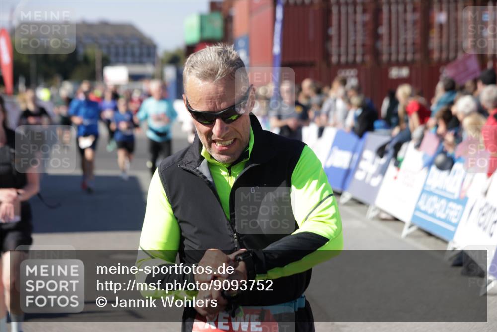 03.10.2025 - Köhlbrandbrückenlauf Jannik Wohlers http://msf.ph/oto/9093752 03.10.2025 13:20:22 Ziel 4385, 4397, 4402, 4565, 4570, 4571, 4591, 4672, 4739, 4779, 4994, 5082, 5144, 5160, 5208, 5672, 5683, 5790, 5850, 6035, 6136 meine-sportfotos.de
