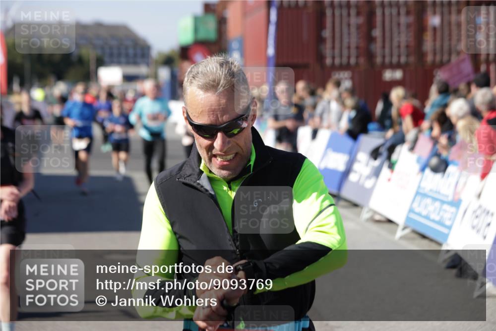 03.10.2025 - Köhlbrandbrückenlauf Jannik Wohlers http://msf.ph/oto/9093769 03.10.2025 13:20:22 Ziel 4385, 4397, 4402, 4565, 4570, 4571, 4591, 4672, 4739, 4779, 4994, 5082, 5144, 5160, 5208, 5672, 5683, 5790, 5850, 6035, 6136 meine-sportfotos.de