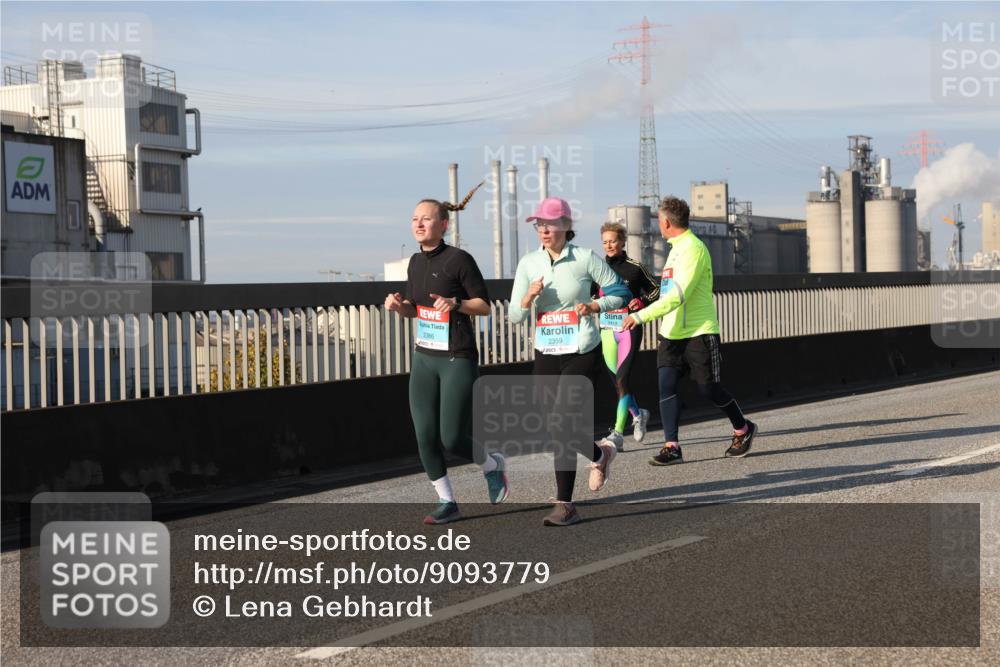 03.10.2025 - Köhlbrandbrückenlauf Lena Gebhardt http://msf.ph/oto/9093779 03.10.2025 10:08:57 Position 2 2386, 2359, 2419 meine-sportfotos.de