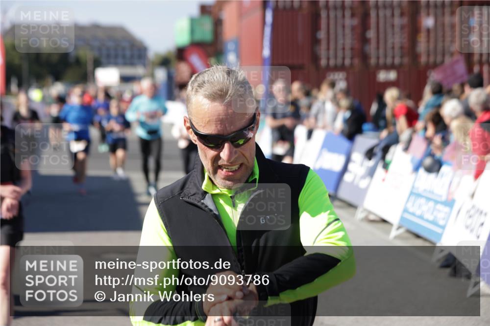 03.10.2025 - Köhlbrandbrückenlauf Jannik Wohlers http://msf.ph/oto/9093786 03.10.2025 13:20:22 Ziel 4385, 4397, 4402, 4565, 4570, 4571, 4591, 4672, 4739, 4779, 4994, 5082, 5144, 5160, 5208, 5672, 5683, 5790, 5850, 6035, 6136 meine-sportfotos.de
