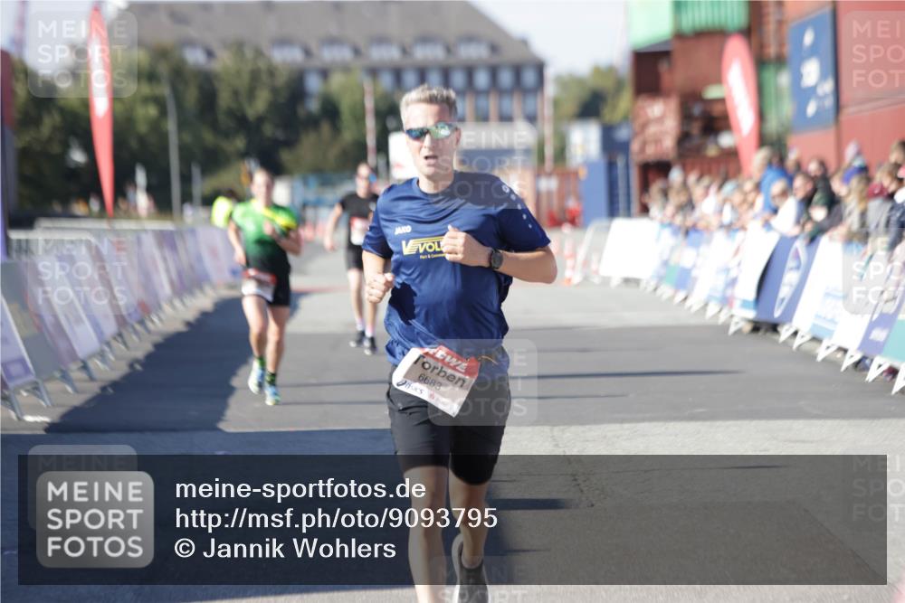 03.10.2025 - Köhlbrandbrückenlauf Jannik Wohlers http://msf.ph/oto/9093795 03.10.2025 12:54:37 Ziel 4060, 4106, 4209, 6683 meine-sportfotos.de