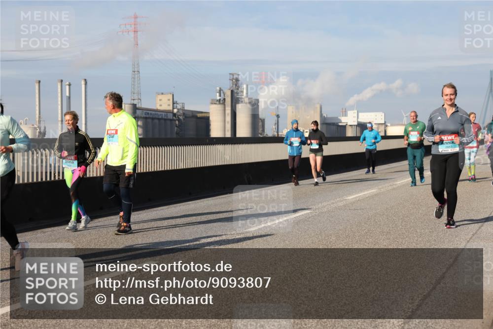 03.10.2025 - Köhlbrandbrückenlauf Lena Gebhardt http://msf.ph/oto/9093807 03.10.2025 10:08:57 Position 2 2419, 2412, 2443 meine-sportfotos.de