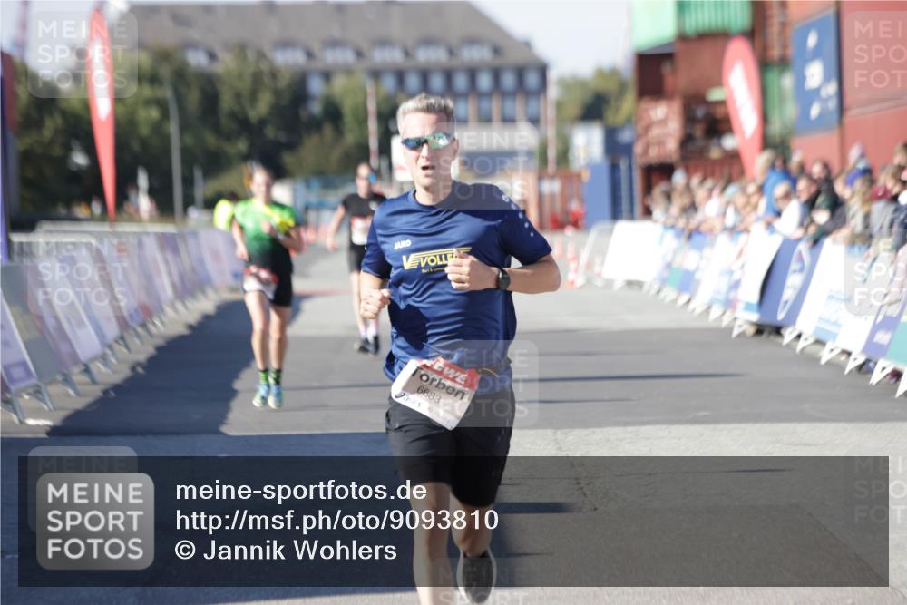 03.10.2025 - Köhlbrandbrückenlauf Jannik Wohlers http://msf.ph/oto/9093810 03.10.2025 12:54:37 Ziel 4060, 4106, 4209, 6683 meine-sportfotos.de