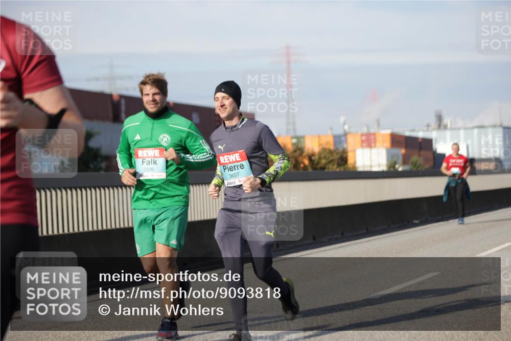 03.10.2025 - Köhlbrandbrückenlauf Jannik Wohlers http://msf.ph/oto/9093818 03.10.2025 10:12:20 Position 3 2398, 3657 meine-sportfotos.de