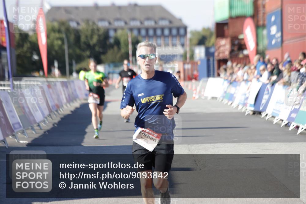 03.10.2025 - Köhlbrandbrückenlauf Jannik Wohlers http://msf.ph/oto/9093842 03.10.2025 12:54:38 Ziel 4060, 4106, 4209, 6621, 6683 meine-sportfotos.de