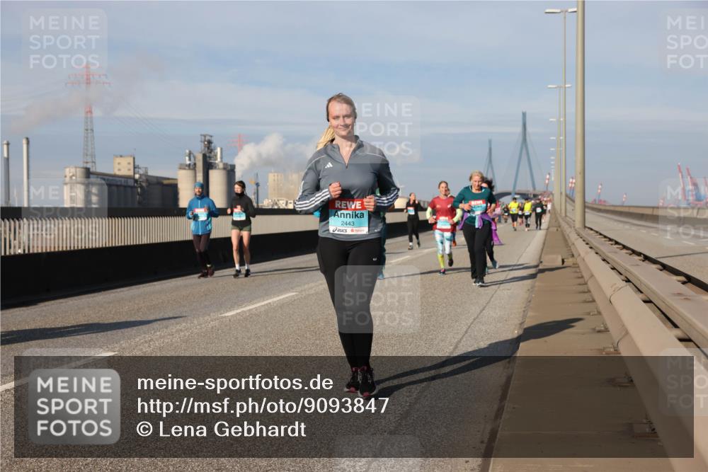03.10.2025 - Köhlbrandbrückenlauf Lena Gebhardt http://msf.ph/oto/9093847 03.10.2025 10:08:59 Position 2 2443 meine-sportfotos.de