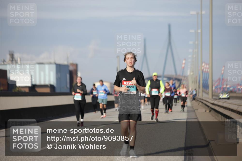 03.10.2025 - Köhlbrandbrückenlauf Jannik Wohlers http://msf.ph/oto/9093857 03.10.2025 10:12:23 Position 3 2631 meine-sportfotos.de